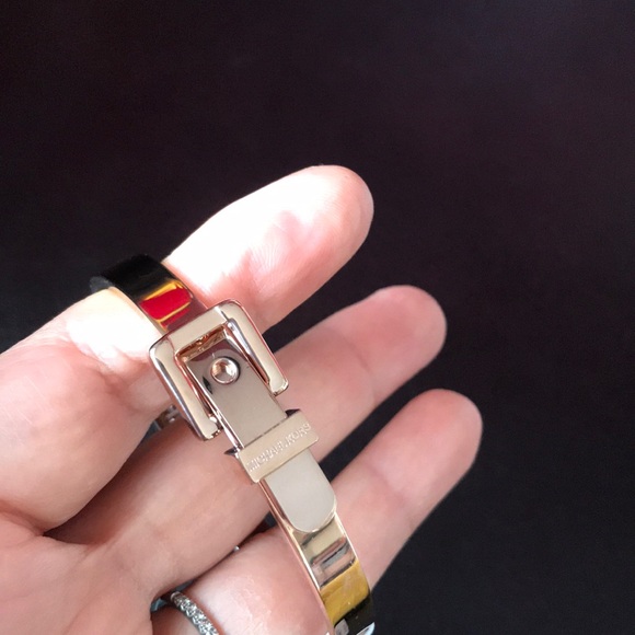 MICHAEL KORS BOXED ROSE GOLD BELT BANGLE BRACELET. - Picture 6 of 8